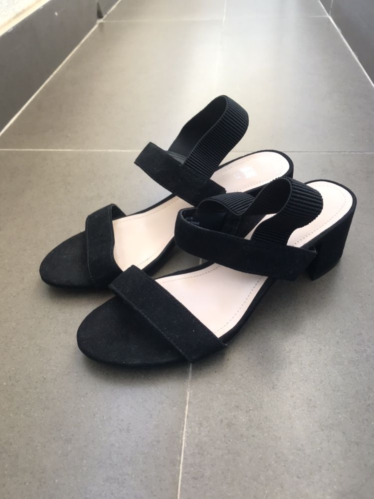 Sandálias pretas com salto H&M (35) como novas