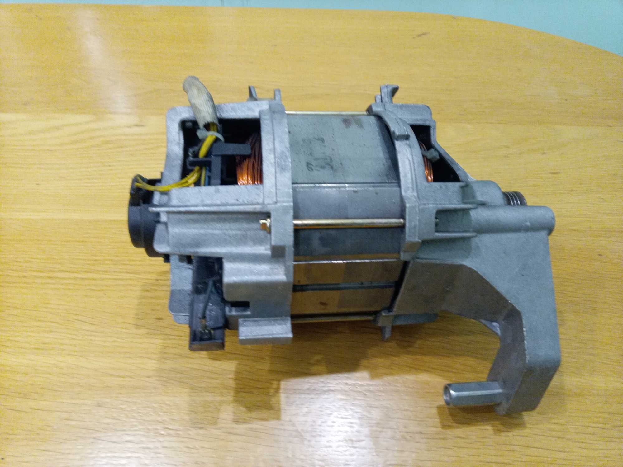 Двигатель двигун мотор для стиралки пралки Bosch Siemens