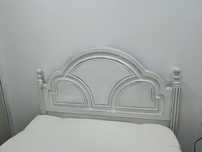 Cama antiga em madeira pintada
