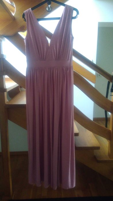 Sukienka w kolorze pudrowego różu marki Mon Cheri