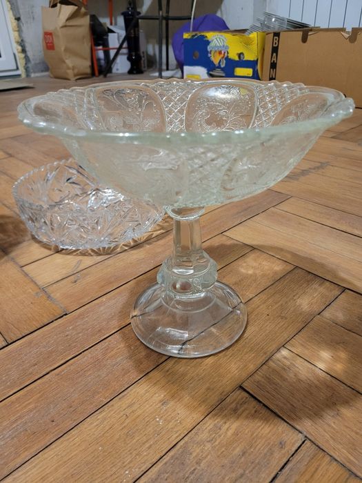 Owocarka patera na nodze medaliony