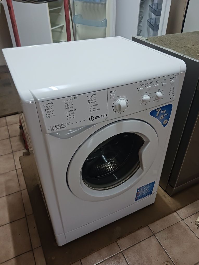 Vendo máquina de lavar roupa indesit  7kg classe A++ semi nova ...poss