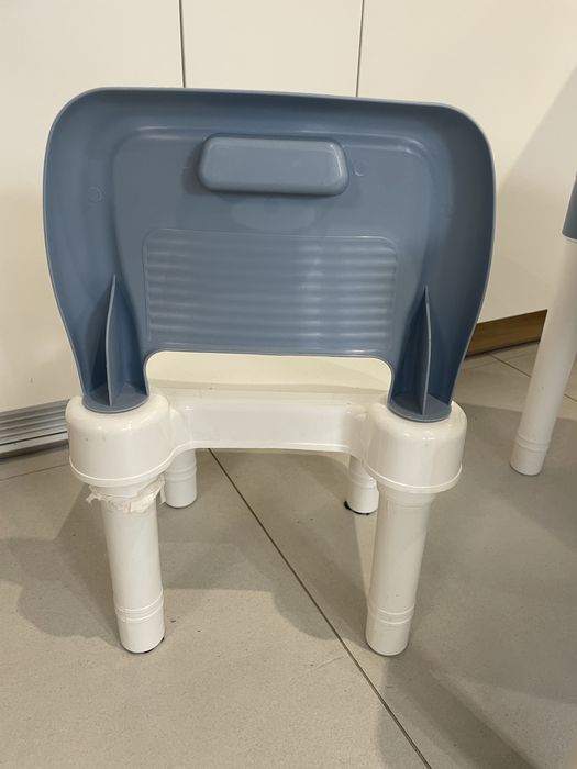 Plastikowy stolik dziecięcy z krzesłami