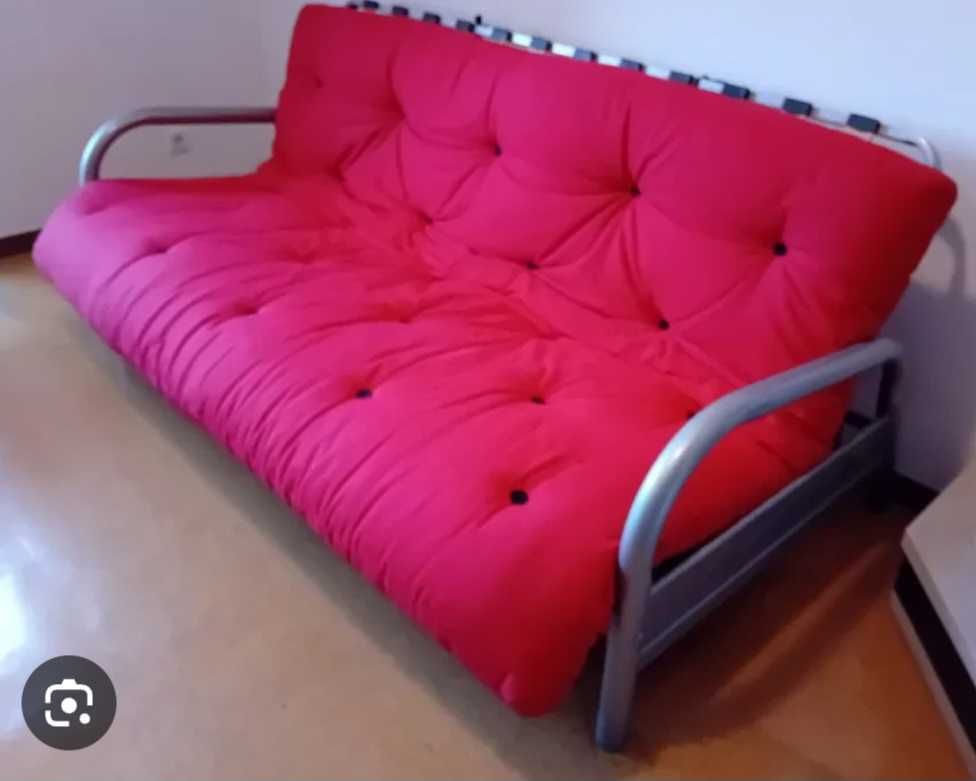 Sofá cama com estrutura metálica