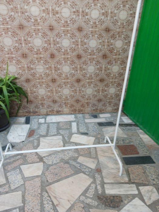 Dois suportes para dependurar cruzetas de roupa. Uteis para costureira