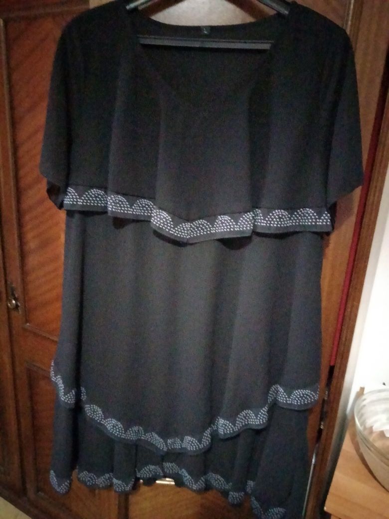 Vestido preto c/folhos