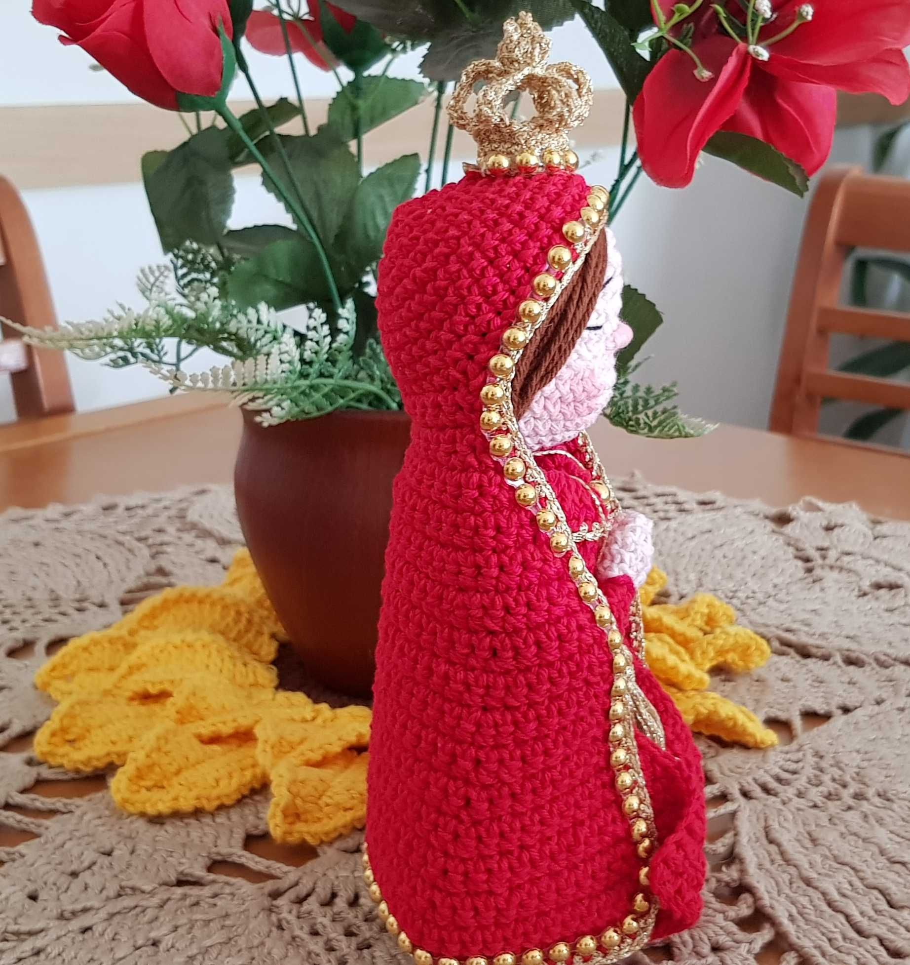 Santinha Amigurumi veste Vermelha