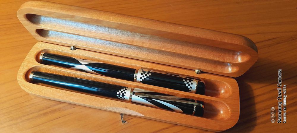 Набор из двух ручек (перьевая и шариковая)в пенале (карельская берёза)