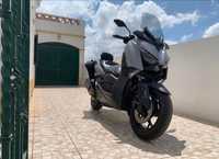 Yamaha Xmax 300 inclui  alforges laterais