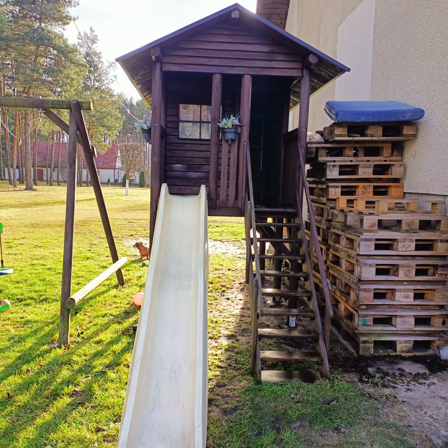 Domek dla dzieci  ze zjezdzalnia