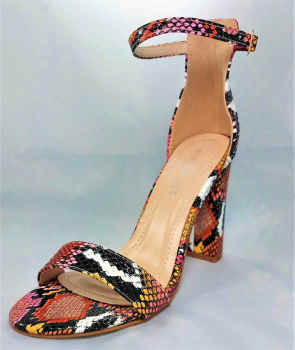 Sandały z imitacją skóry węża