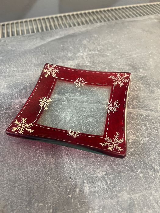 Talerz / podstawka świąteczna czerwona w śnieżynki