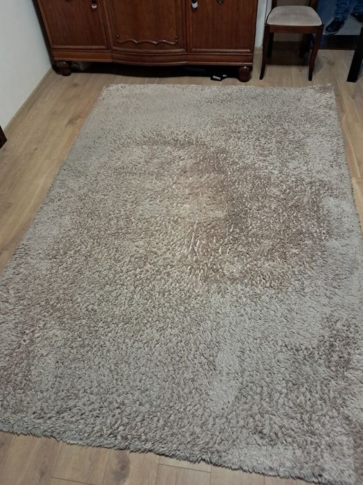 Dywan beżowy. Jasny.