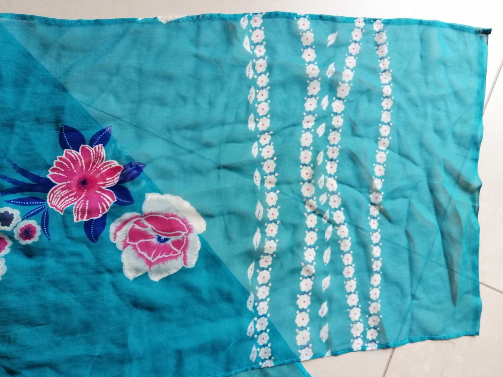 Chusta apaszka szal seledynowa niebieska kwiaty 110 x 30