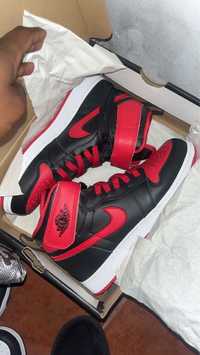 Jordan preto e vermelho