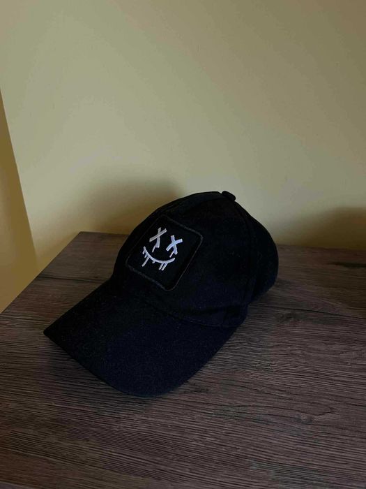Czarna czapka z naszywką - buźka z X oczami
