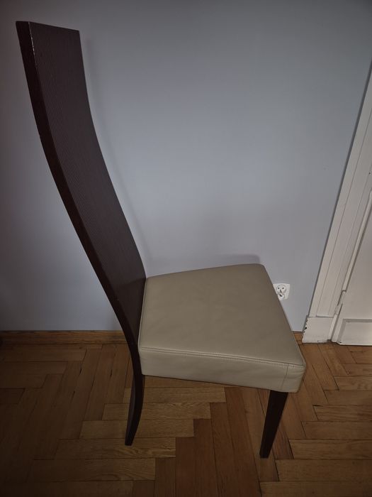 Krzesła do salonu komplet