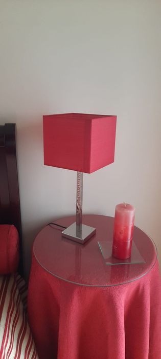 Candeeiro com abajur vermelho