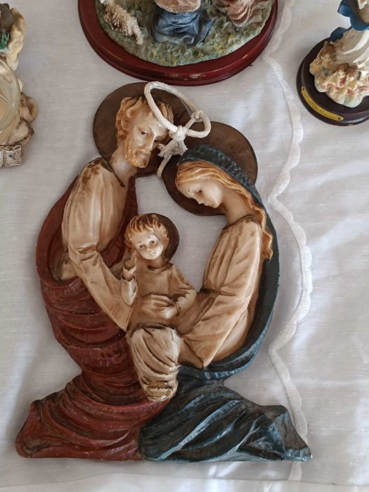 Sagrada Família e Santas religiosas em cerâmica