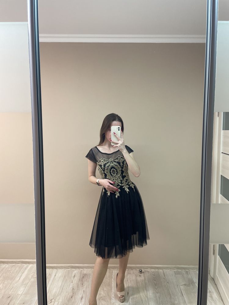 Довга чорна фатинова сукня