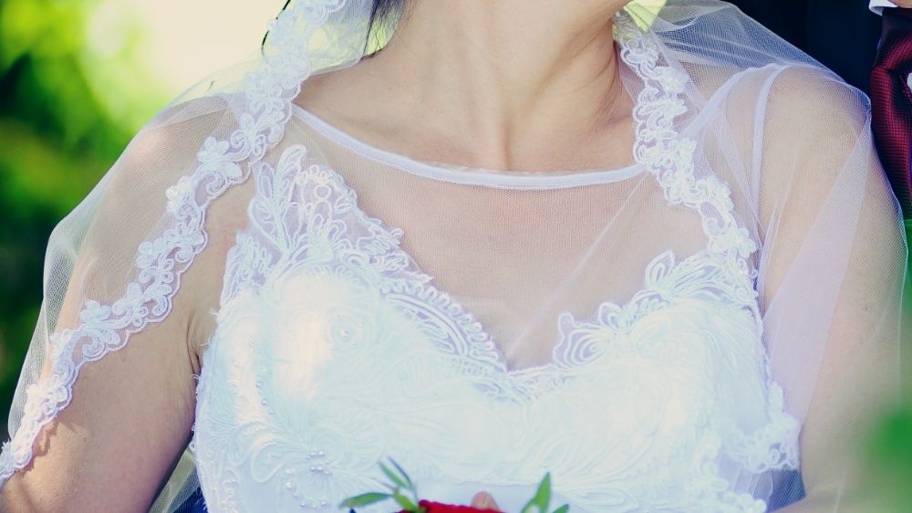Piękny biały zdobiony kryształkami welon ślubny