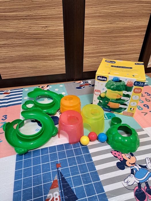 Іграшка-піраміда будинок на дереві