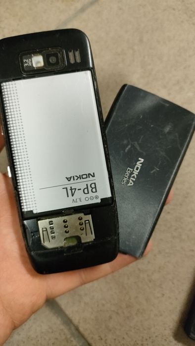 Telefon Nokia E52 i ładowarka