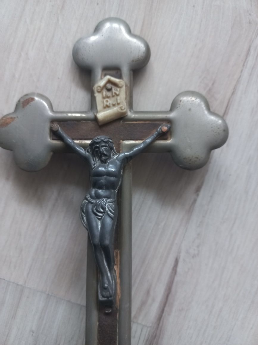 Stary stojący krzyż