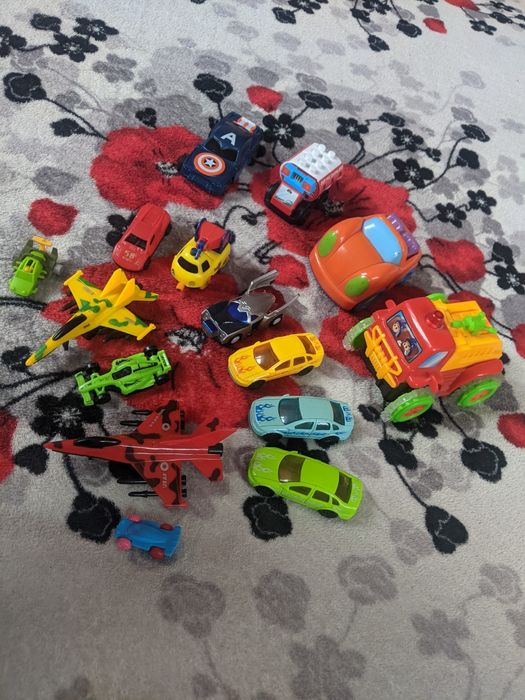 Машинки 15 штук.