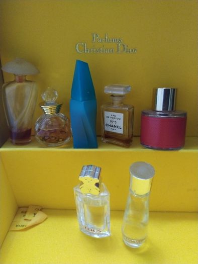 Perfumes - miniaturas - coleção