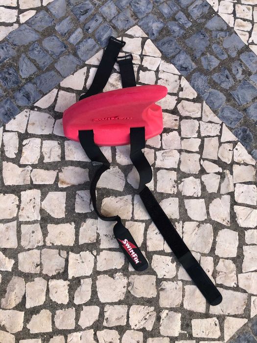 Boia em formato barbatana de tubarão