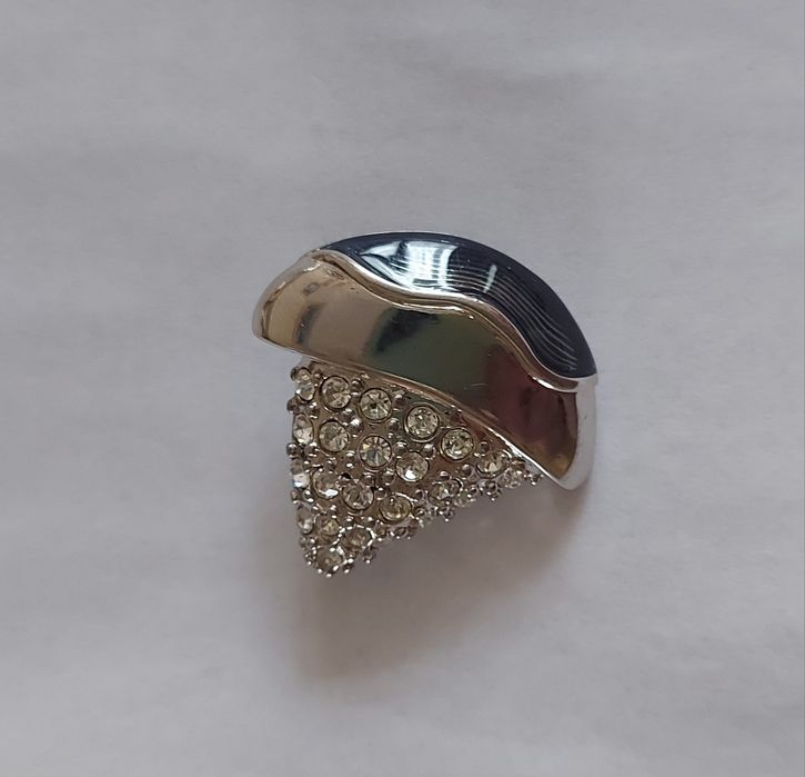 Srebrna broszka z cyrkoniami