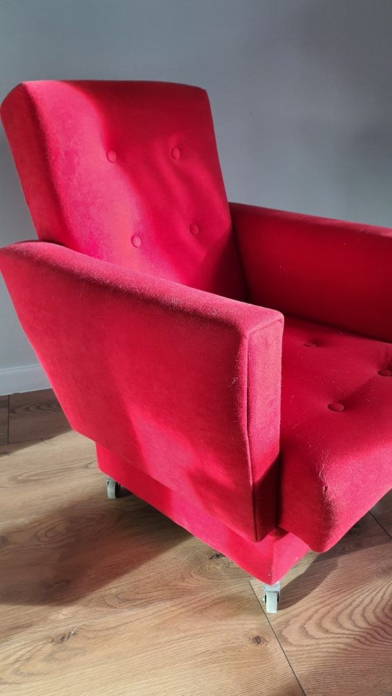 Czerwony fotel mały uszak na kółkach