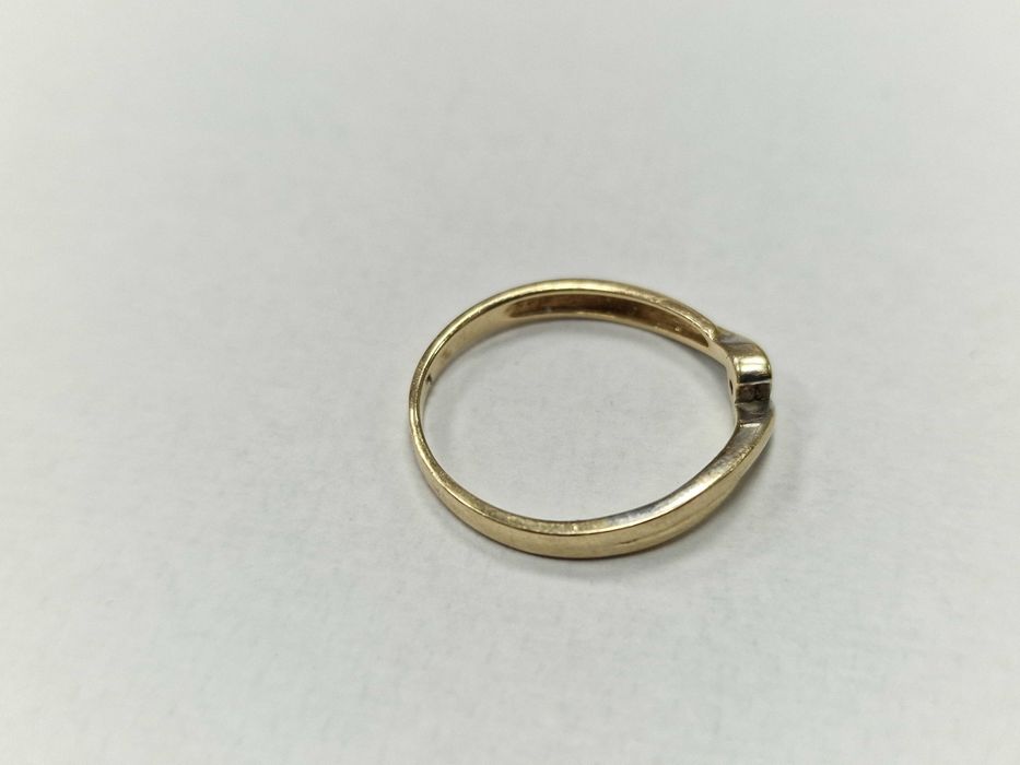 Złoty pierścionek/ 585/ 1.84 gram/ R16/ Apart/ DIA 0.06 CT/ nowoczesny
