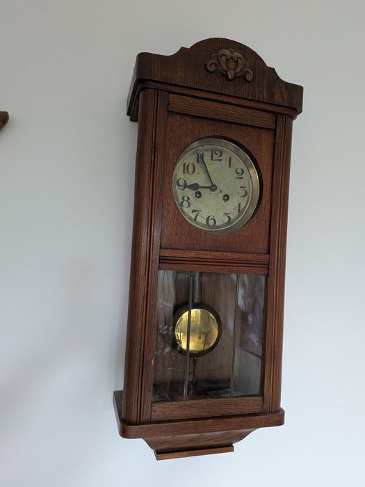 Stylowy zegar ścienny z wahadłem – lata 30–50 XX w.