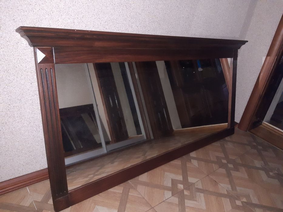 Дзеркало в дубовій рамі