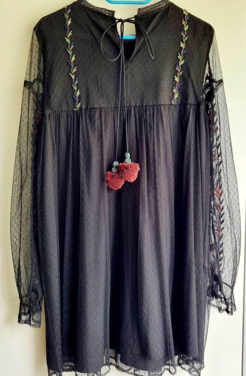 Mini sukienka z haftem w stylu boho.