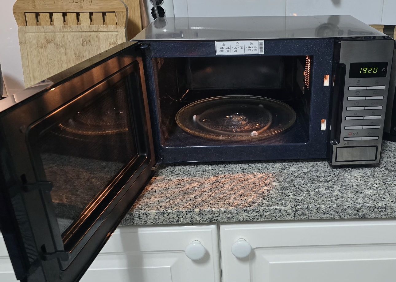 Micro-ondas SAMSUNG GE87M-X (23 L - Com Grill - Inox)
