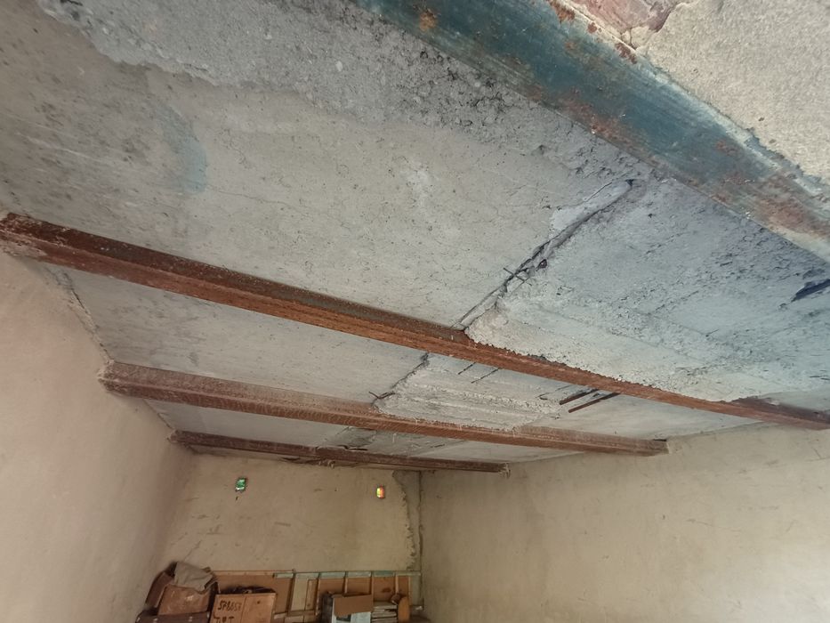 Капітальний гараж з червоної цегли