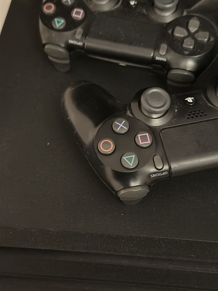PlayStation 4 z dwoma padami w zestawie