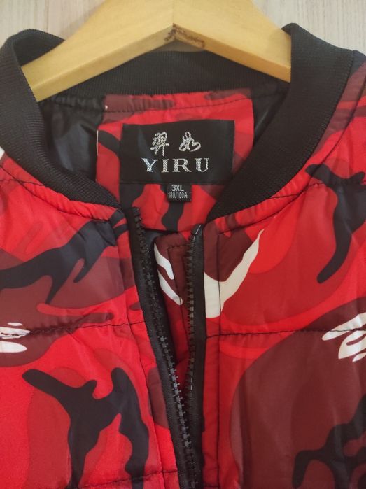 Дутая курточка бомбер красного цвета в камуфляжный рисунок