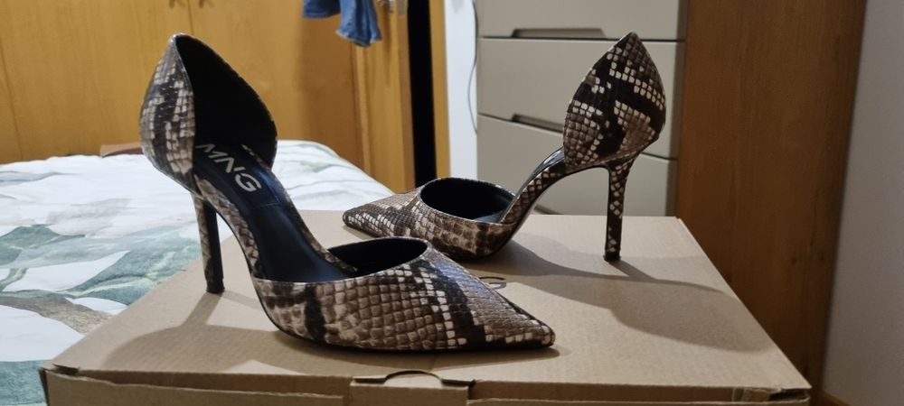 Sapatos pele de cobra castanhos e beged