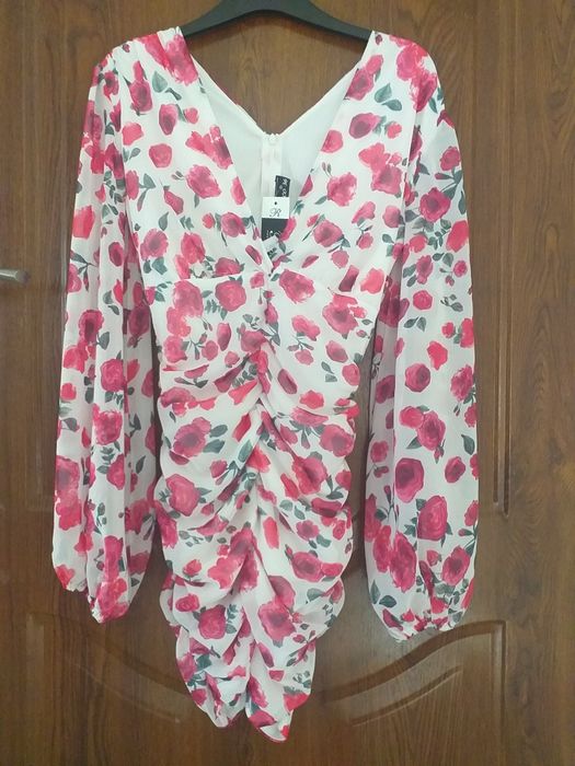 Elegancka, krótka, marszczona sukienka w kwiaty, rozmiar S