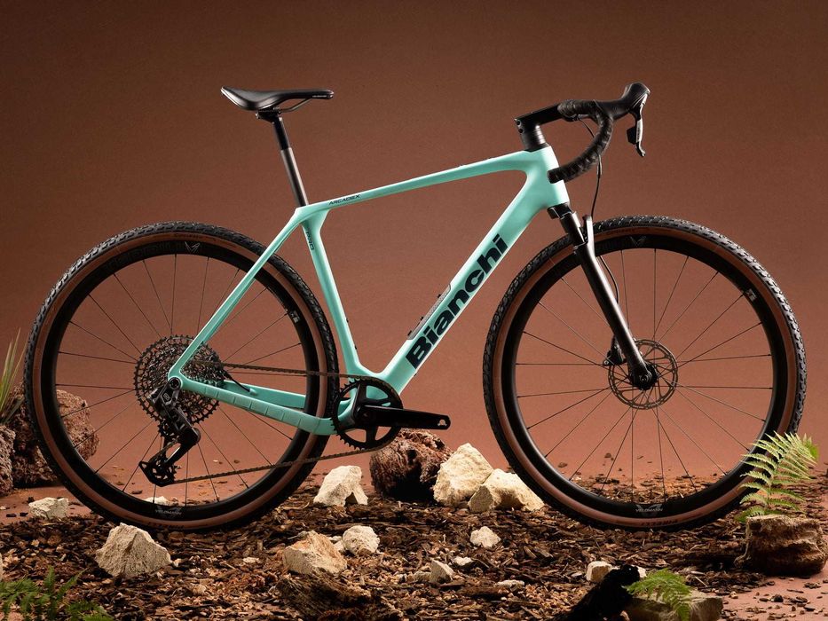 Rower gravelowy Bianchi Arcadex Pro Gravel z amortyzatorem Sram Apex