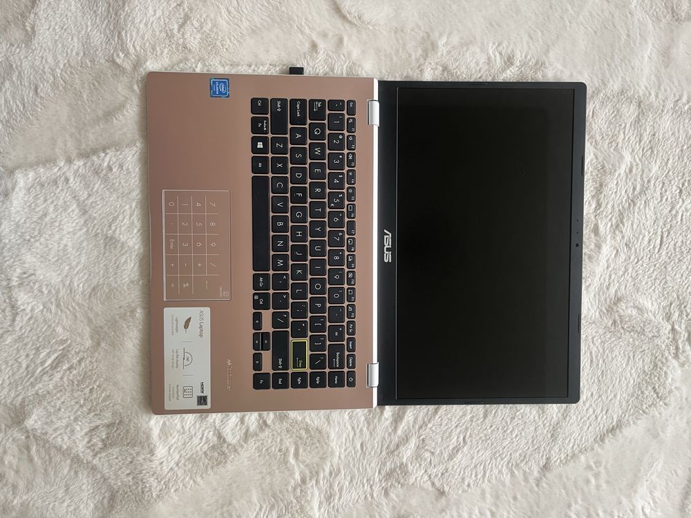 ASUS VivoBook 14”