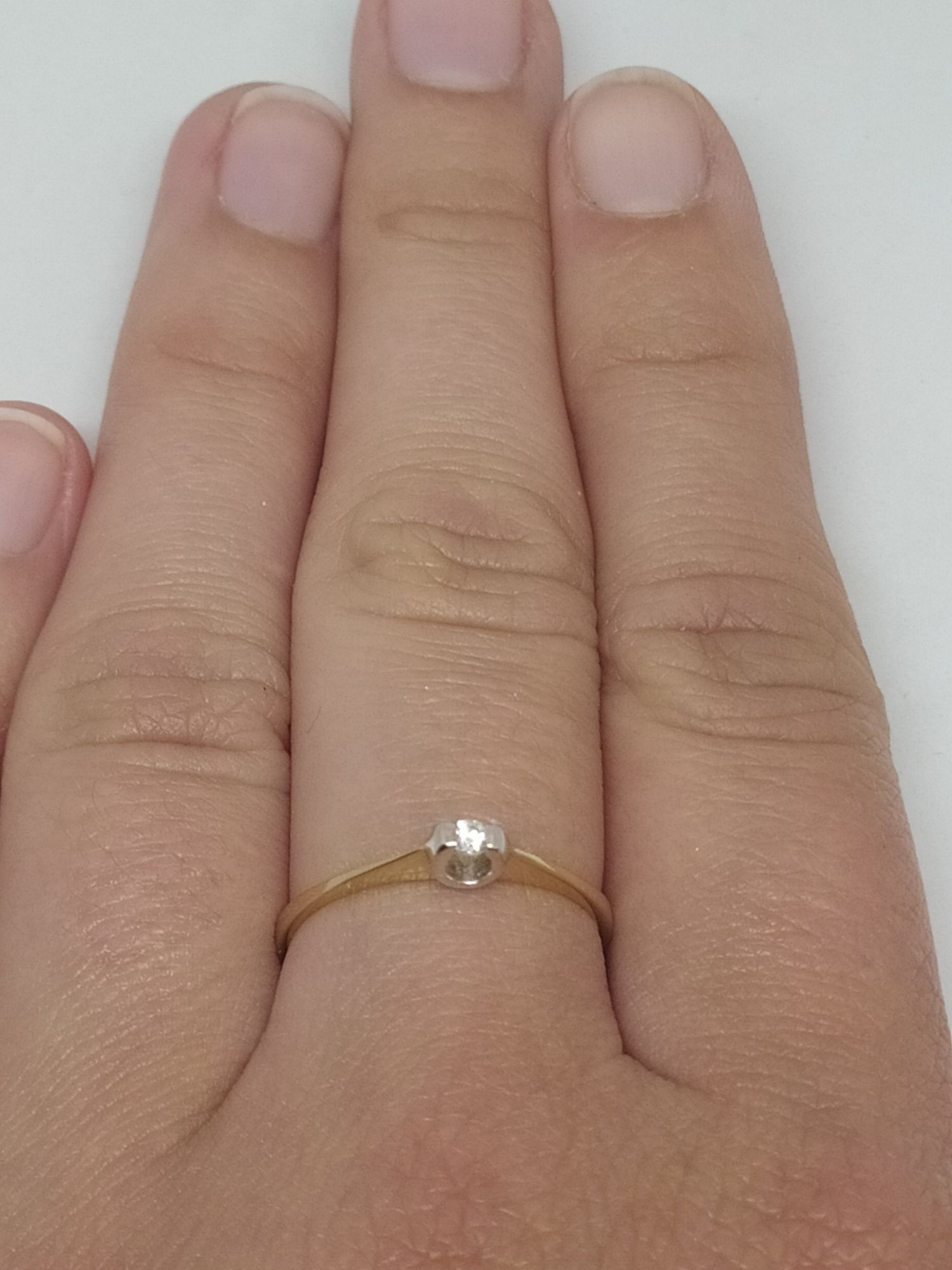 Piękny delikatny złoty pierścionek zaręczynowy żółte i białe złoto 585