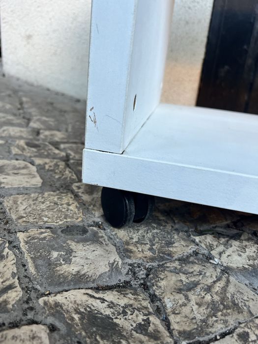 Móvel de televisão branco com rodas
