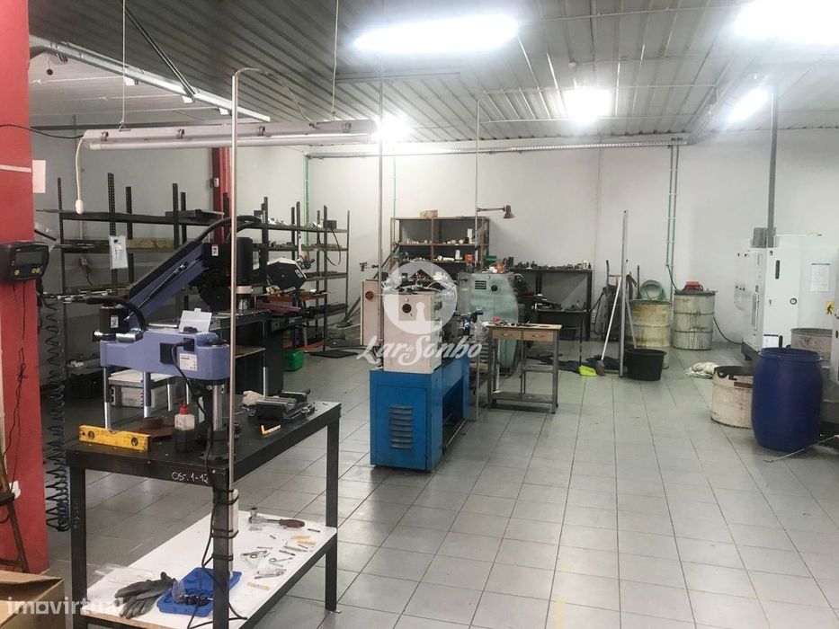 Pavilhão industrial c/ 1.226m2 em Calendário, Vila Nova de Famalicão!