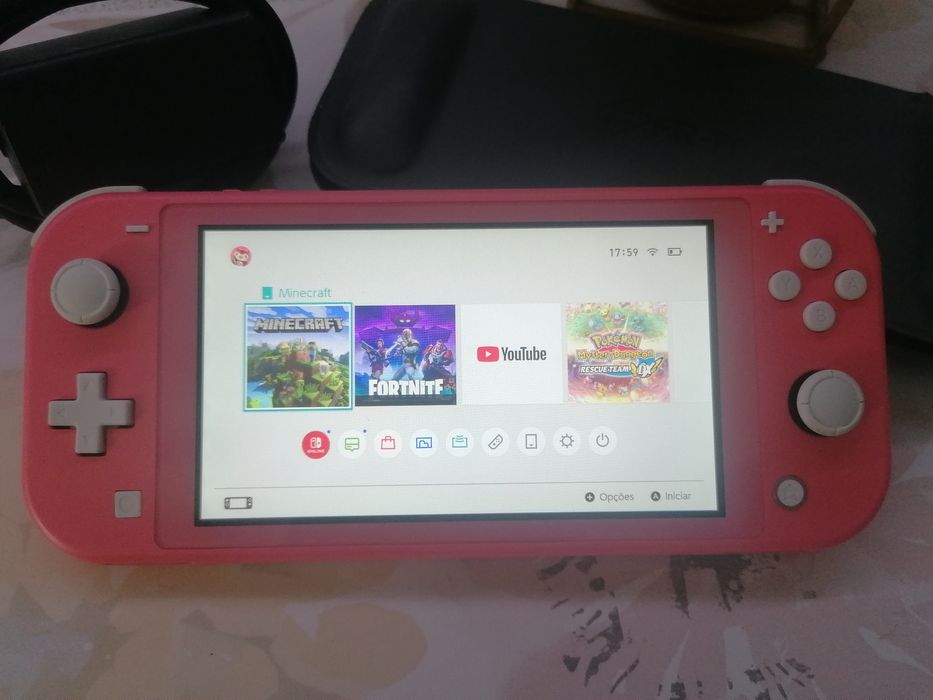 Nintendo Switch lite com capa e jogos.