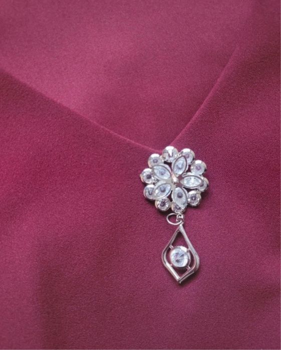 Bordowa sukienka ze srebrna zawieszka